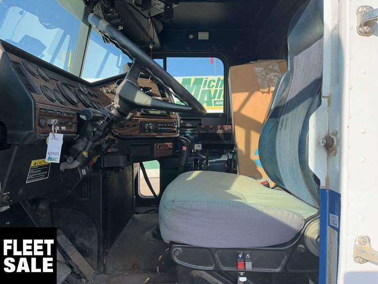 2002-freightliner-fld112-image-12