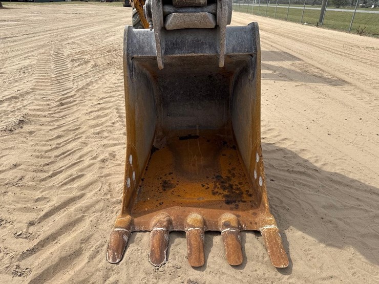 deere-245g-lc-image-24