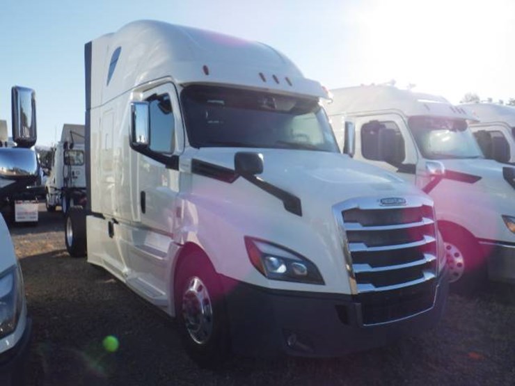 2019-freightliner-cascadia-126-image-2