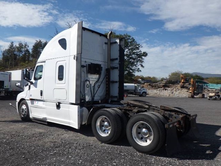 2019-freightliner-cascadia-126-image-9