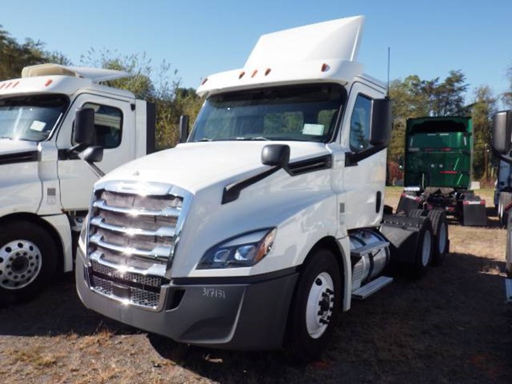 2018-freightliner-cascadia-126-image-1