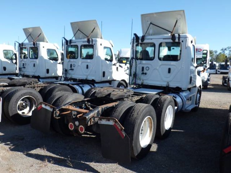 2018-freightliner-cascadia-126-image-5