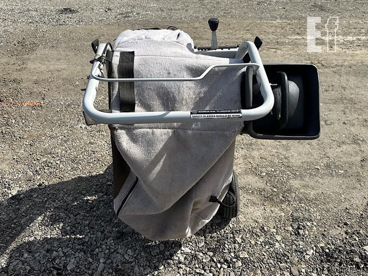 white-yard-boss-950-chipper/-vac-136-image-4