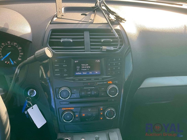 2016-ford-explorer-image-16