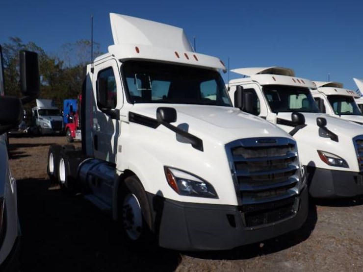 2018-freightliner-cascadia-126-image-2