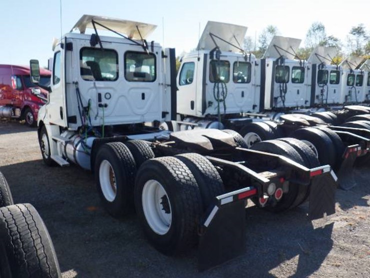 2018-freightliner-cascadia-126-image-8