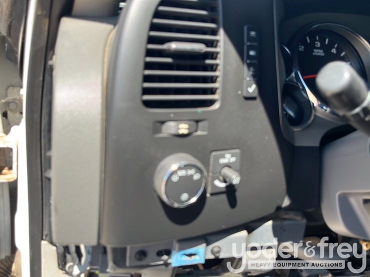 2013-chevrolet-silverado-1500-image-25