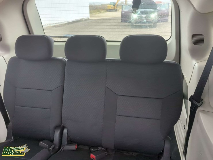 2010-dodge-grand-caravan-sxt-image-16