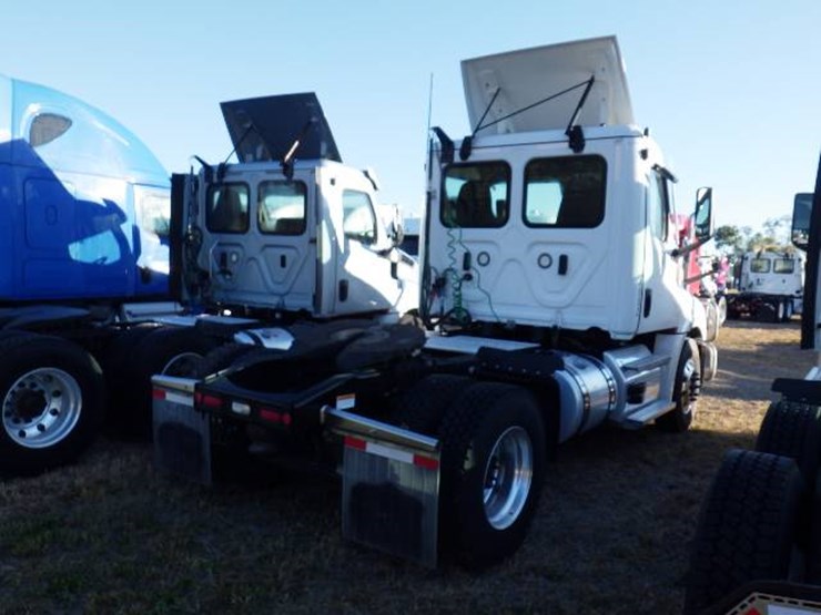2020-freightliner-cascadia-126-image-5