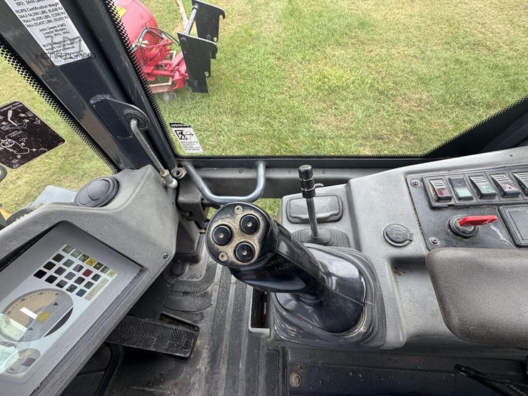 2010-deere-244j-image-37