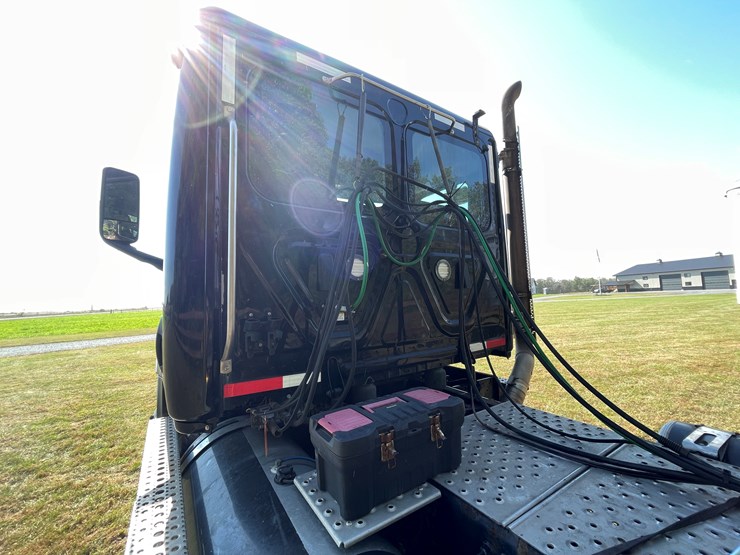 #1666-•-2019-freightliner-cascadia-semi-tractor-(title-in-delay)-image-36