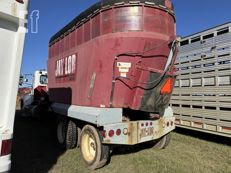 2005-peterbilt-335-image-4