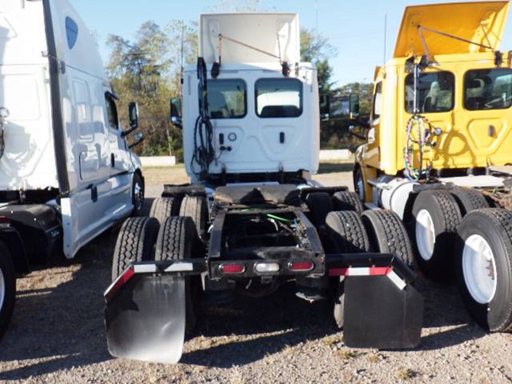 2019-freightliner-cascadia-126-image-9