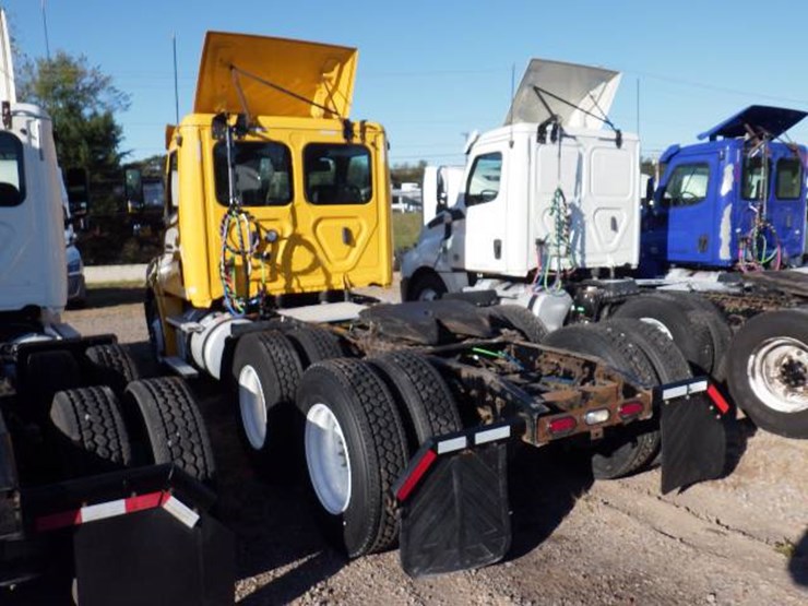2019-freightliner-cascadia-126-image-12