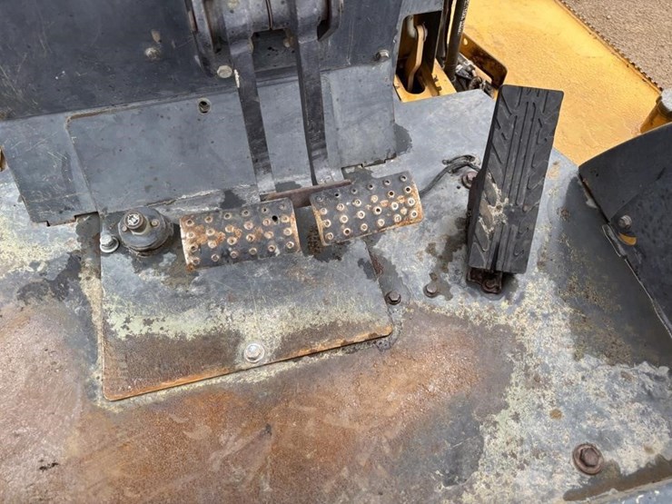 2012-deere-210lj-image-39