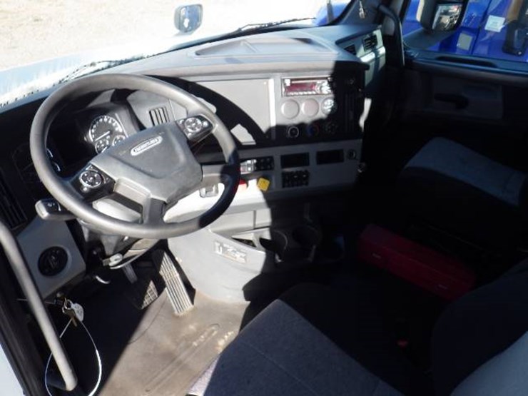 2019-freightliner-cascadia-126-image-9