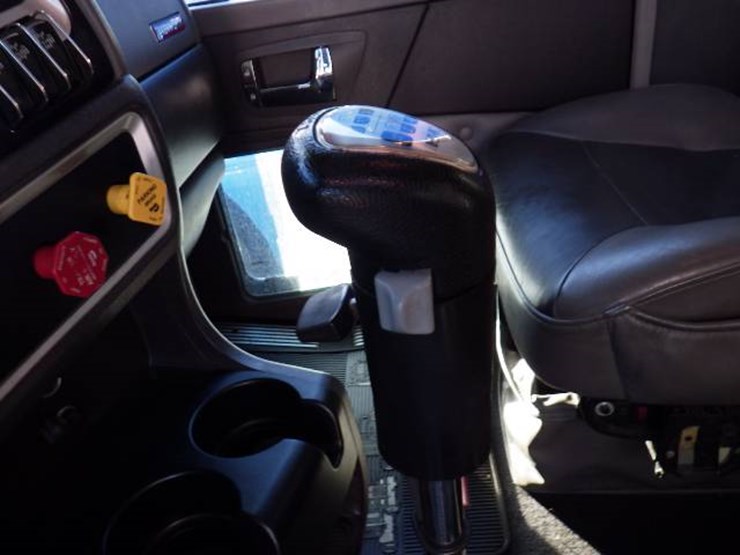 2020-kenworth-w900l-image-10