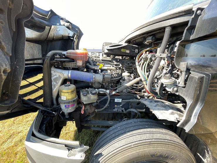 #1666-•-2019-freightliner-cascadia-semi-tractor-(title-in-delay)-image-8