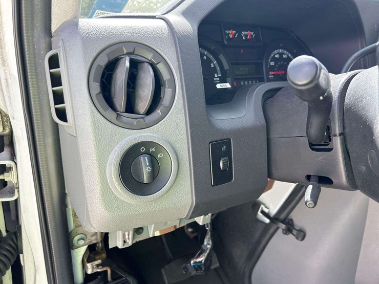 2011-ford-cargo-image-15