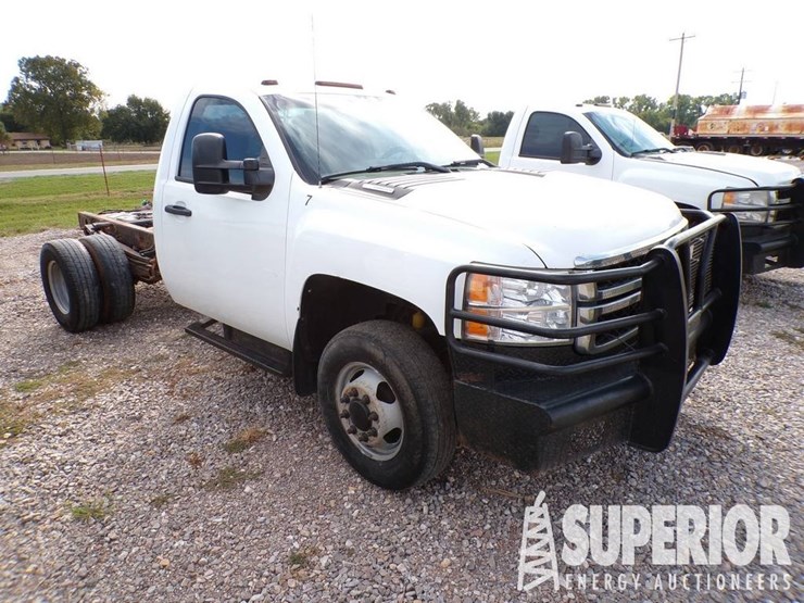 2013-chevrolet-3500hd-image-2