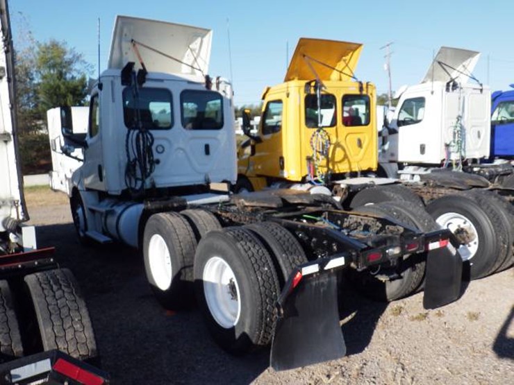 2019-freightliner-cascadia-126-image-11