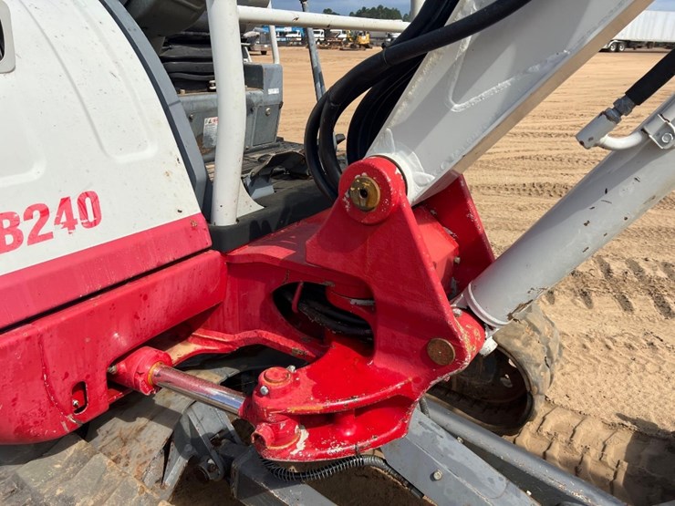2017-takeuchi-tb240-image-26