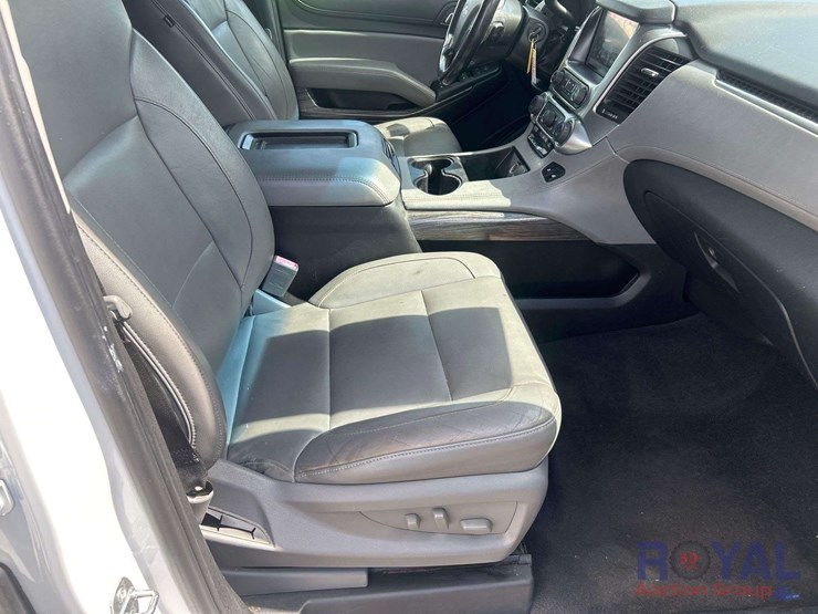 2019-chevrolet-suburban-image-28