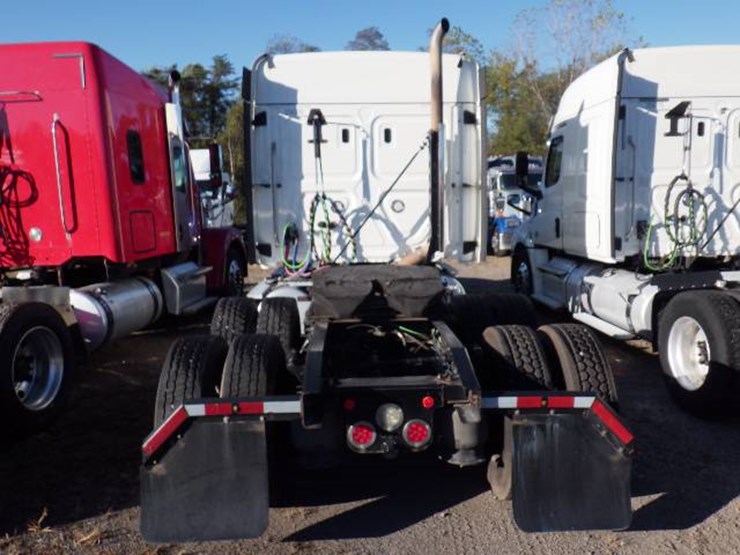 2019-freightliner-cascadia-126-image-6