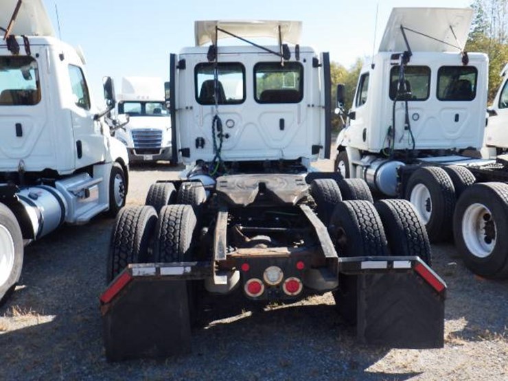 2018-freightliner-cascadia-126-image-8