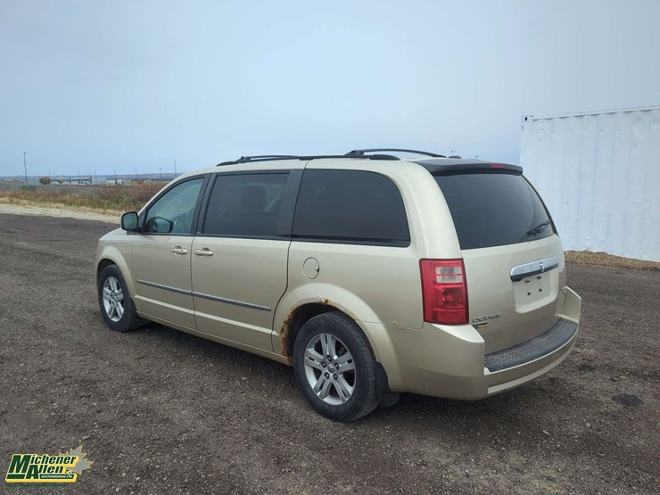2010-dodge-grand-caravan-sxt-image-3