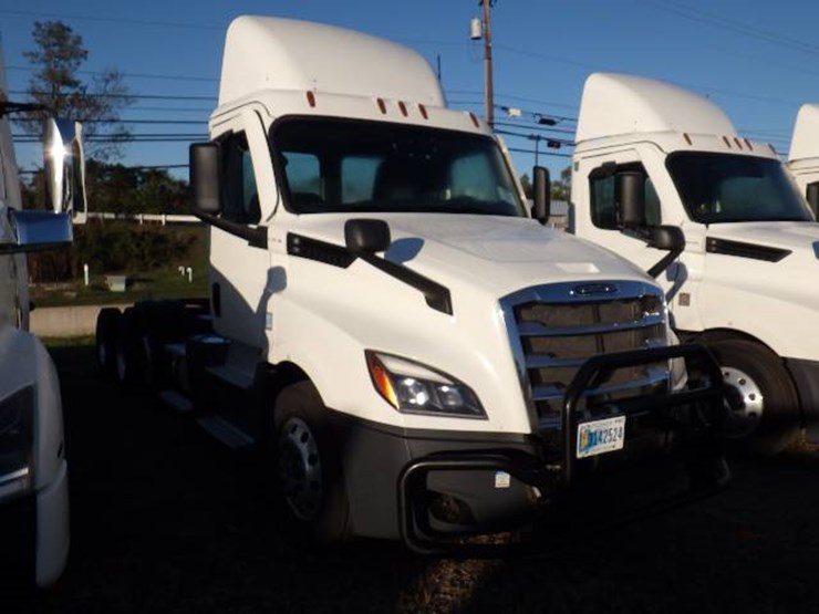 2022-freightliner-cascadia-126-image-3