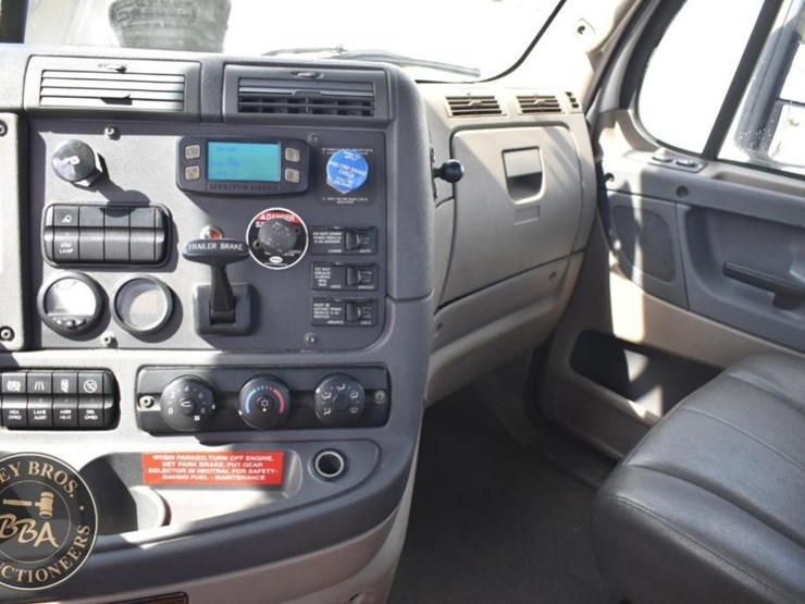2015-freightliner-cascadia-125-image-21