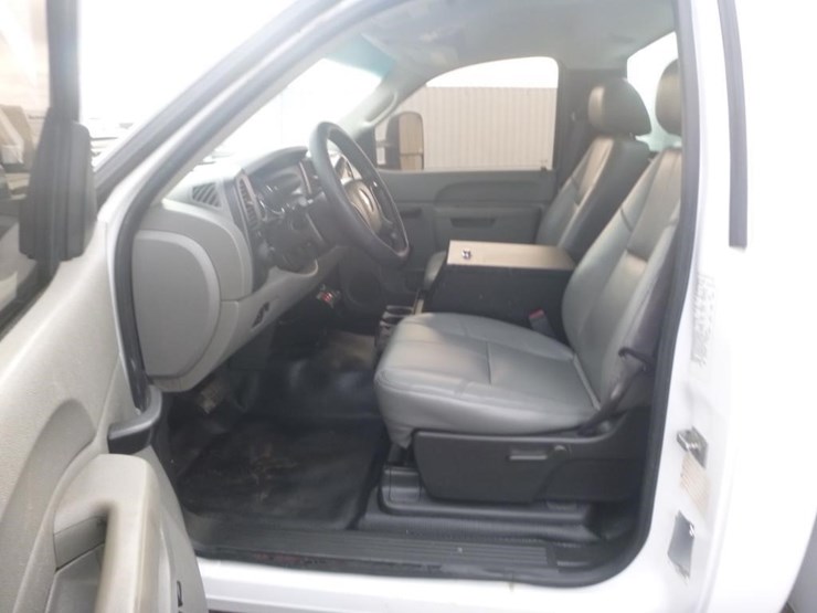 2012-chevrolet-3500-image-10