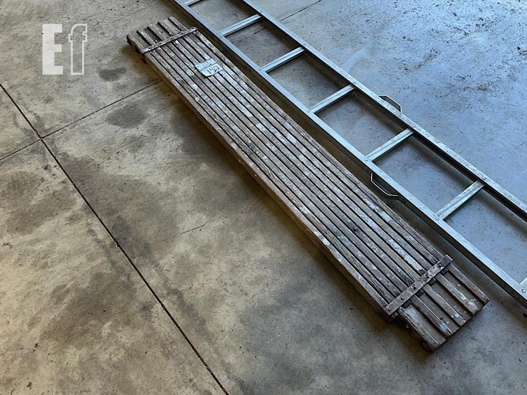 unknown-aluminum-ladder,-pick-image-2
