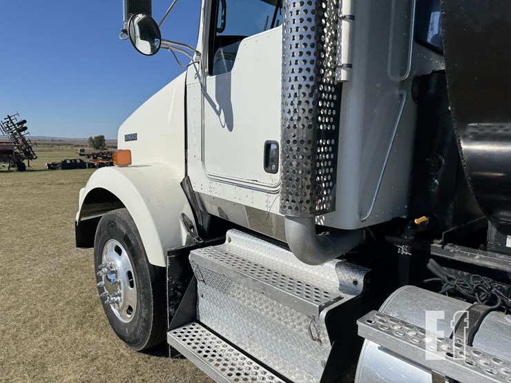 2011-kenworth-t800-image-25