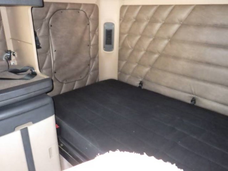 2019-freightliner-coronado-122sd-image-11