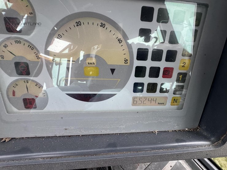 2010-deere-244j-image-9