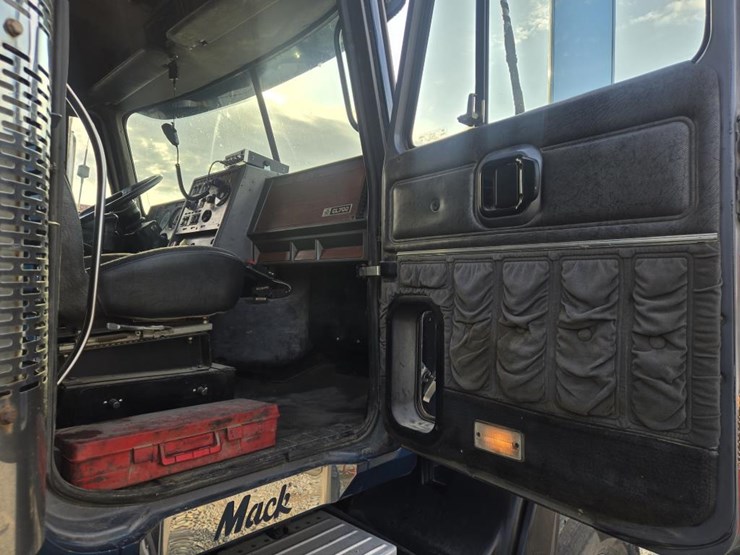 1997-mack-cl700-image-37