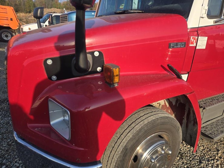 1997-freightliner-fl60-image-9