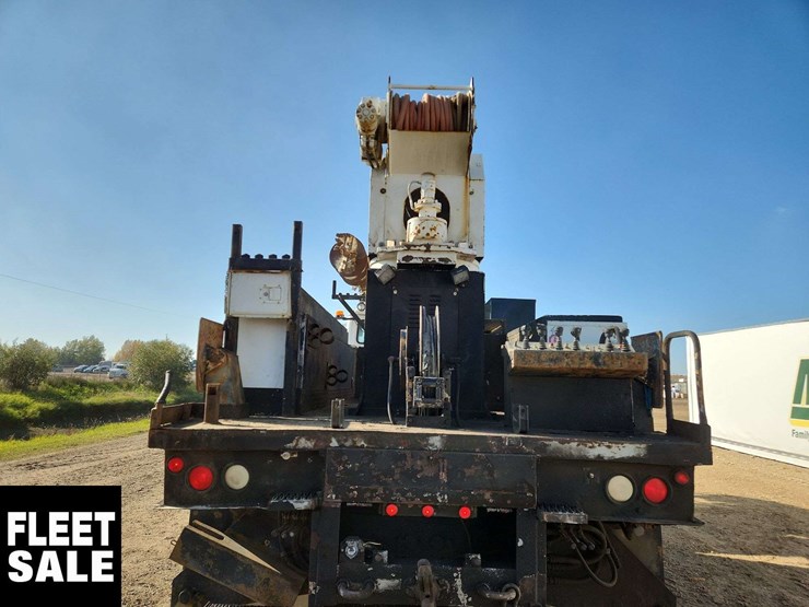 2001-freightliner-fl80-image-22
