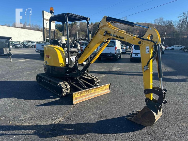 2020-new-holland-e26c-image-5