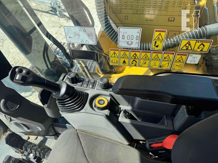 2019-caterpillar-320-image-15