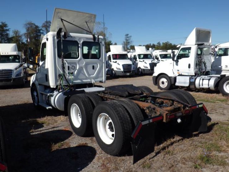 2018-freightliner-cascadia-126-image-9