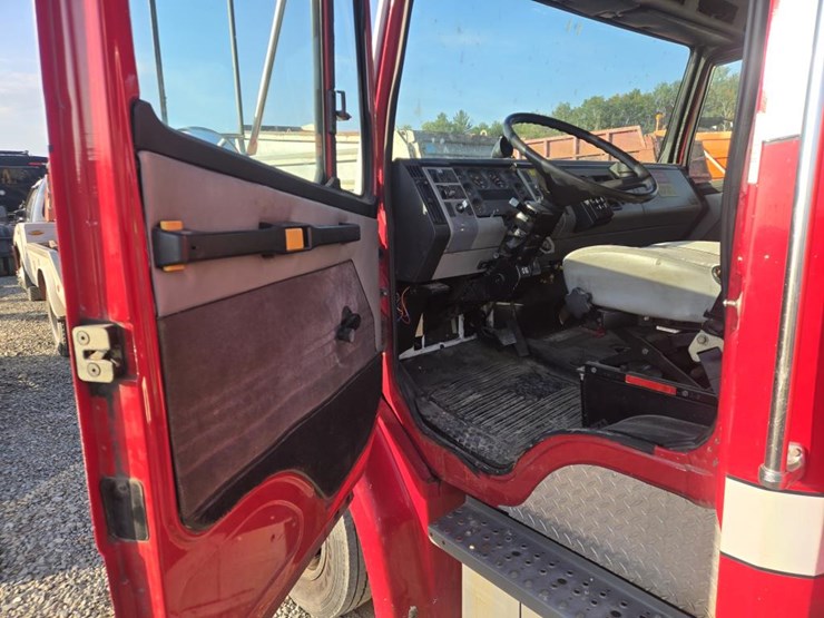 1997-freightliner-fl60-image-37