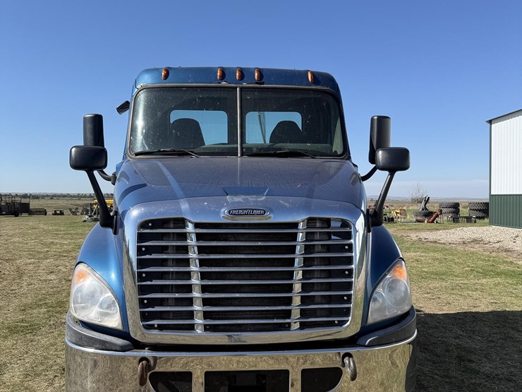 2015-freightliner-cascadia-125-evolution-image-8