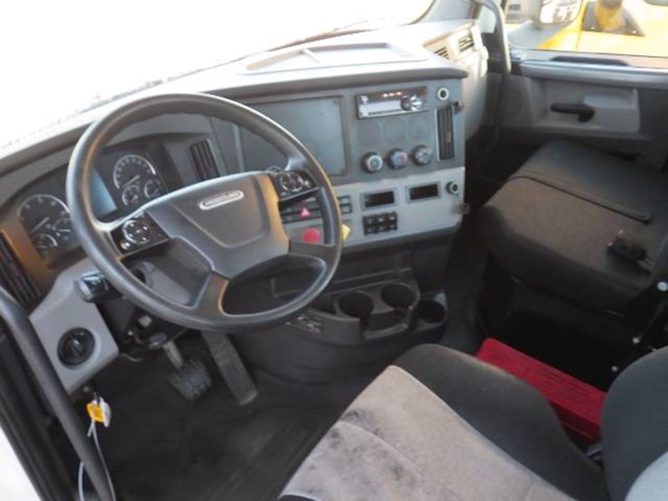 2019-freightliner-cascadia-126-image-12