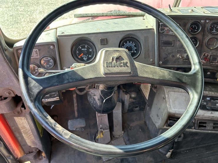 1993-mack-dm690s-image-66