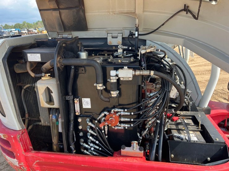 2017-takeuchi-tb240-image-28