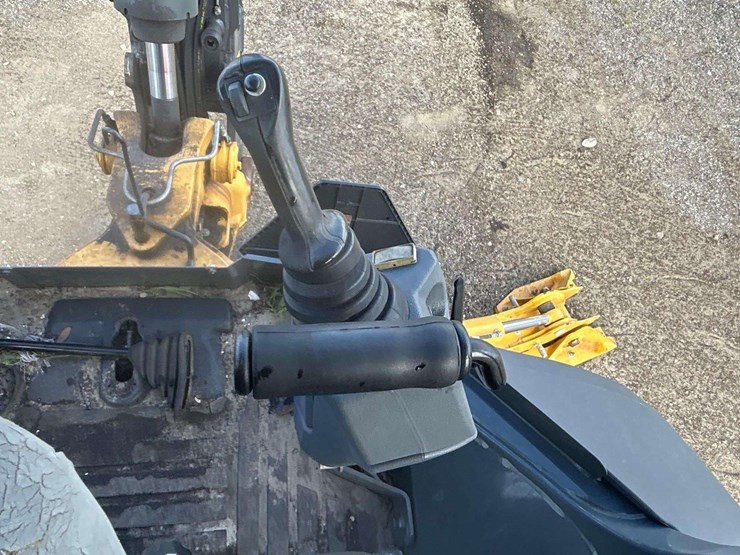 2015-deere-410l-image-21