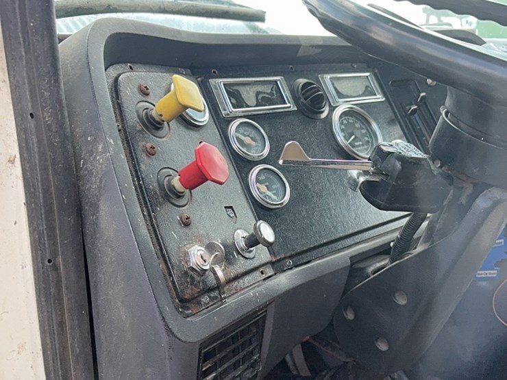 1995-ford-l9000-image-23